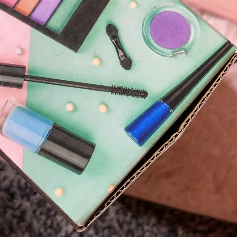 4 for $40🤍Makeup organizer acrylic/ daisy pattern